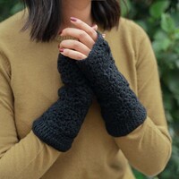 Sjaal met een Verhaal - Handwarmers Granny Square Zwart