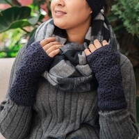 Sjaal met een Verhaal - Handwarmers Granny Square Donker Blauw