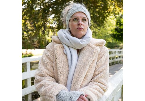 Sjaal met Verhaal Haarband Granny Square Licht Grijs - Sjaal met een Verhaal