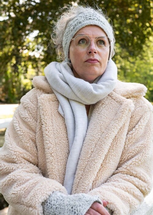 Sjaal met Verhaal Haarband Granny Square Licht Grijs - Sjaal met een Verhaal