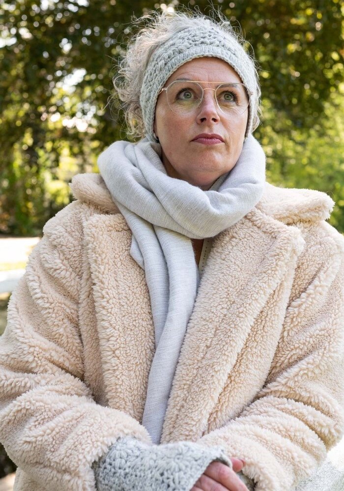 Sjaal met een Verhaal - Haarband Granny Square Licht Grijs