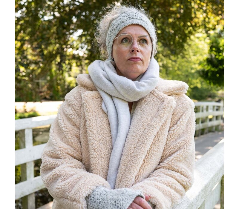 Sjaal met een Verhaal - Haarband Granny Square Licht Grijs