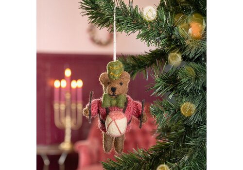 Sjaal met Verhaal Hanger Beer met Trommel Cyclaam - Sjaal met een Verhaal