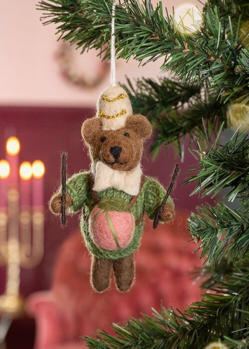 Sjaal met Verhaal Hanger Beer met Trommel Mistletoe Green - Sjaal met een Verhaal