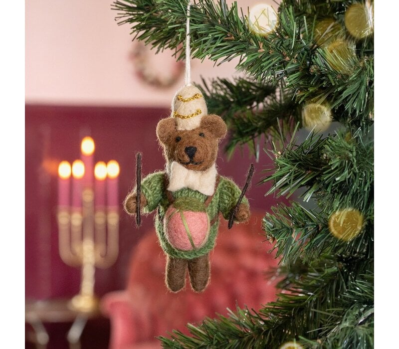 Sjaal met een Verhaal - Hanger Beer met Trommel Mistletoe Green