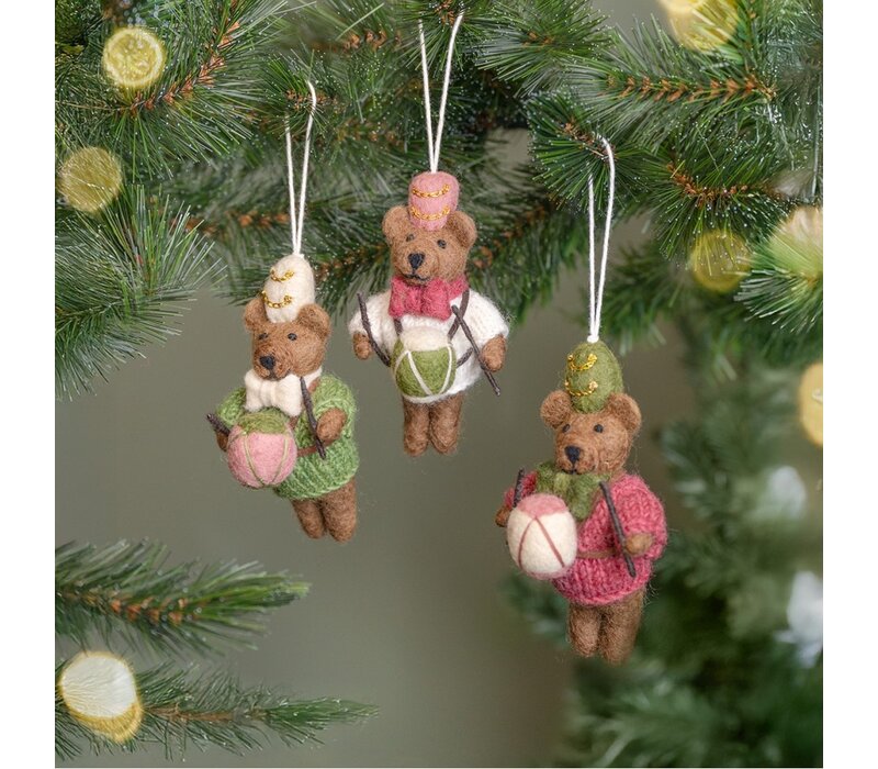 Sjaal met een Verhaal - Hanger Beer met Trommel Mistletoe Green