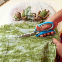 Sjaal met een Verhaal - Hanger Mevrouw Beer Mistletoe Groen