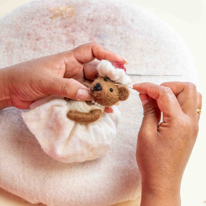 Sjaal met een Verhaal - Hanger Mevrouw Beer Creme