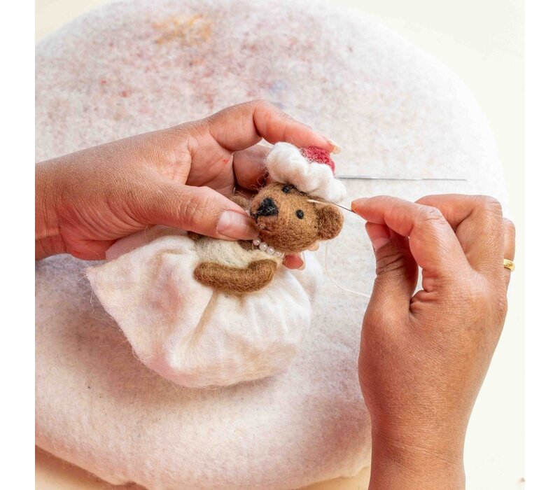 Sjaal met een Verhaal - Hanger Mevrouw Beer Creme