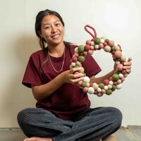 Sjaal met een Verhaal - Kerstkrans Viltballetjes Mistletoe Dreams