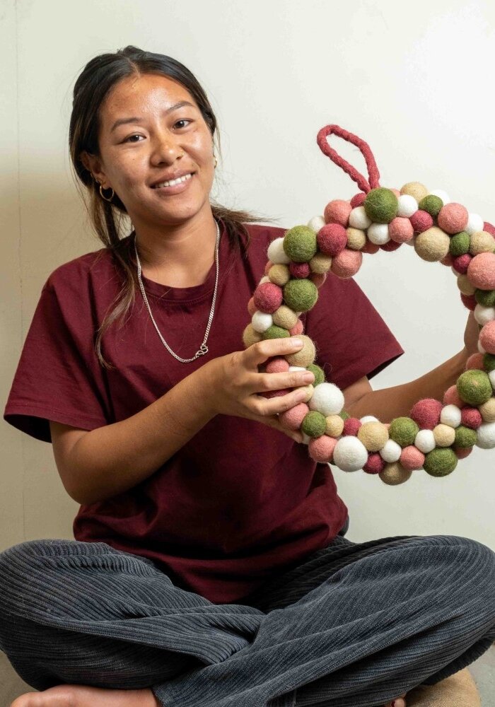 Sjaal met een Verhaal - Kerstkrans Viltballetjes Mistletoe Dreams