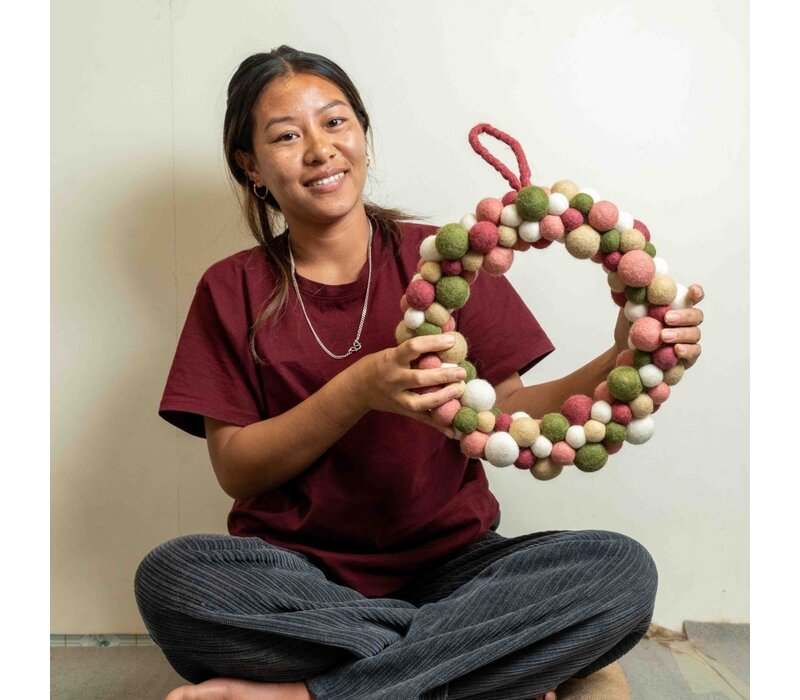 Sjaal met een Verhaal - Kerstkrans Viltballetjes Mistletoe Dreams