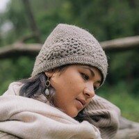 Sjaal met Verhaal - Muts Granny Square Taupe