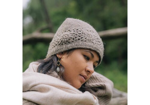 Sjaal met Verhaal Muts Granny Square Taupe - Sjaal met Verhaal