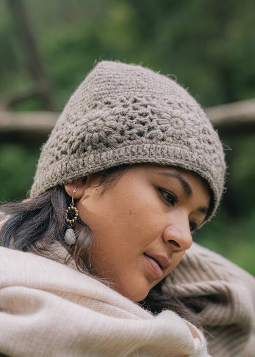 Sjaal met Verhaal Muts Granny Square Taupe - Sjaal met Verhaal