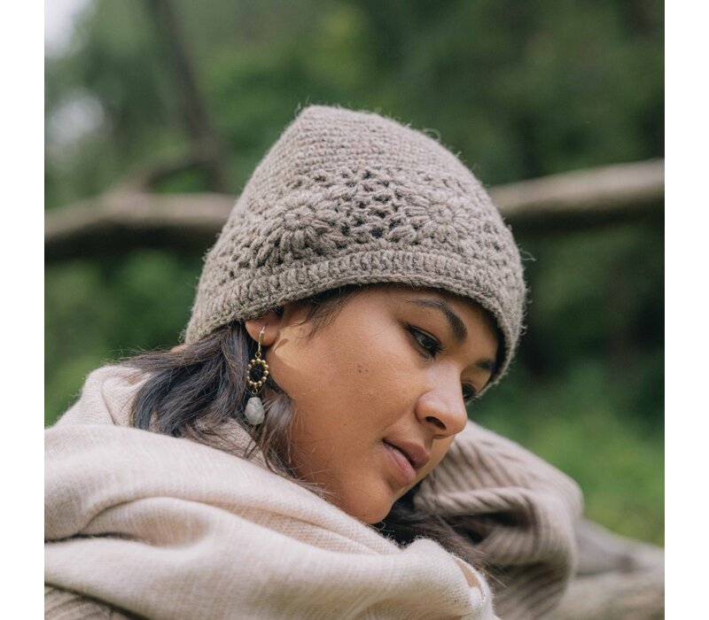 Sjaal met Verhaal - Muts Granny Square Taupe