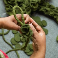 Sjaal met Verhaal - Viltslinger Guirlande Eucalyptus Donkergroen