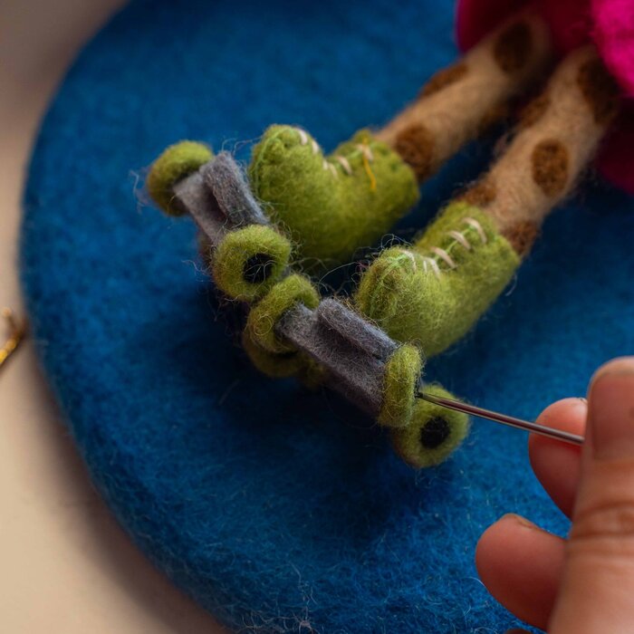 Sjaal met Verhaal – Hanger Giraffe op Rollerskates Fuchsia