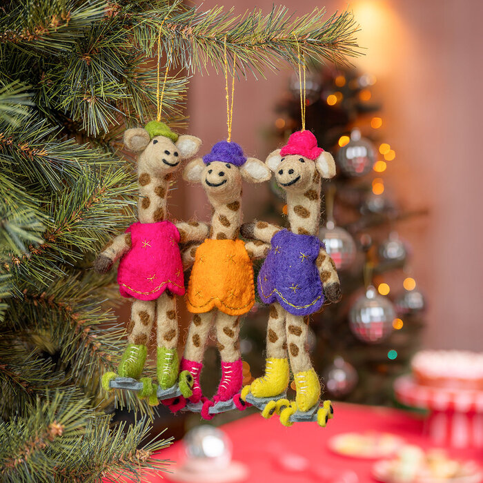 Sjaal met Verhaal – Hanger Giraffe op Rollerskates Fuchsia