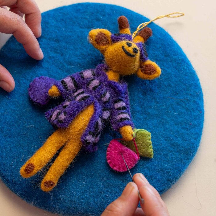 Sjaal met Verhaal – Hanger Giraffe Shopaholic Paars