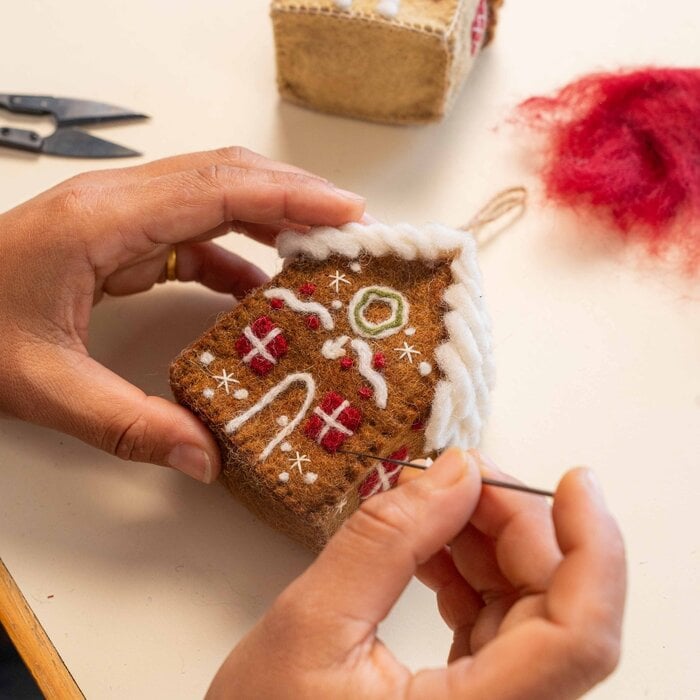 Sjaal met Verhaal – Hanger Huisje Bruin English Christmas