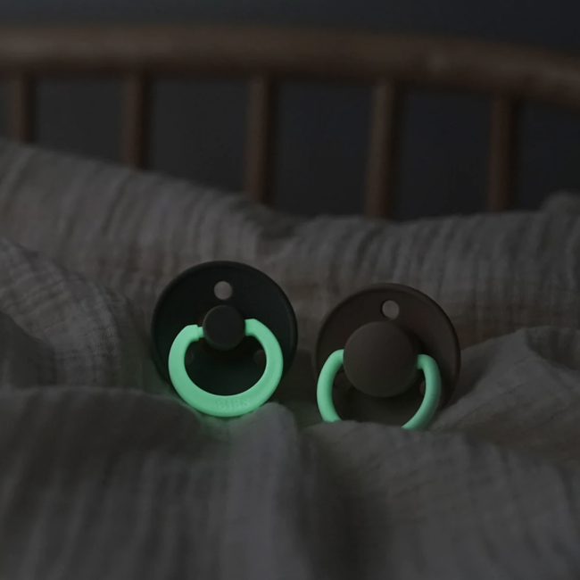 BiBS - Colour Pacifier Glow in the Dark - Stage 2 Fopspeen - 6+ maanden - 2 stuks - Vanilla Glow / Dark Oak Glow