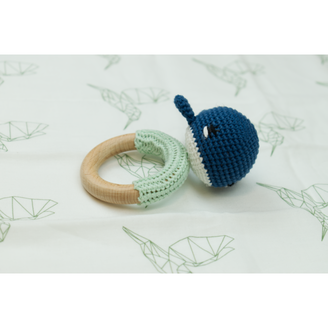 Dutsi - Houten Bijtring & Rammelaar - Met Gebreid Dierenfiguurtje - Ø 7 cm  - Walvis