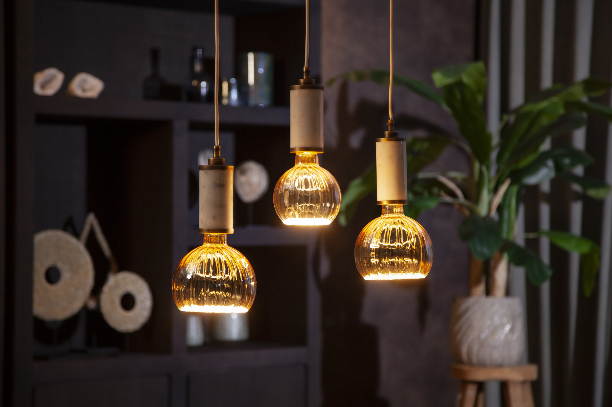 bevel mosterd Leonardoda Segula LED lamp E27 | Floating Globe 125 mm | Goud Geribbeld • Van den  Heuvel Verlichting