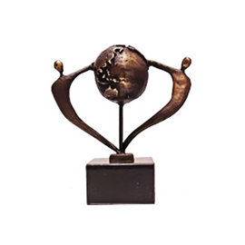 Sculptuur als wereldbol “Samen iets moois bereiken”