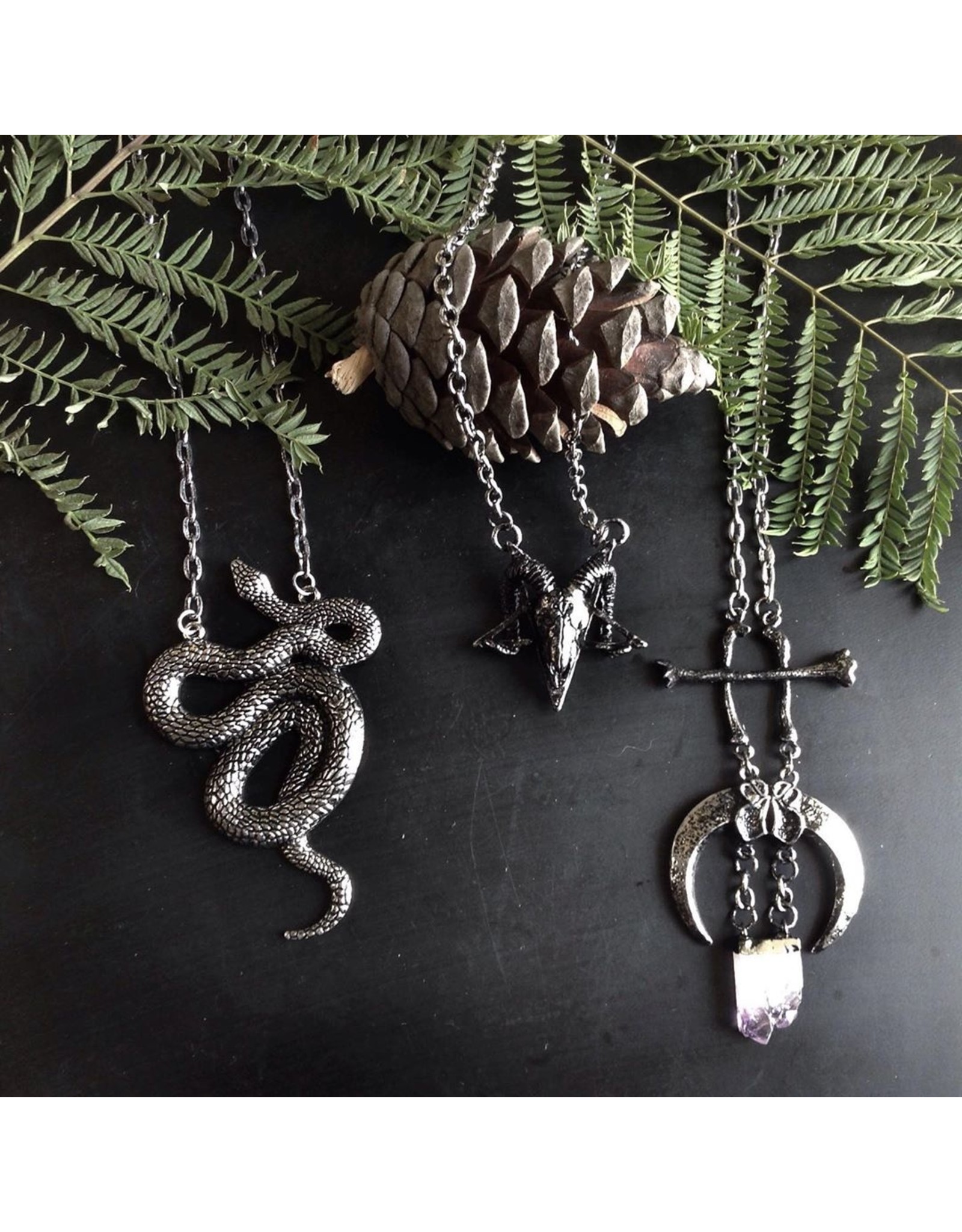 Restyle Wicca and Gothic accessories - Claws and Bones necklace Restyle