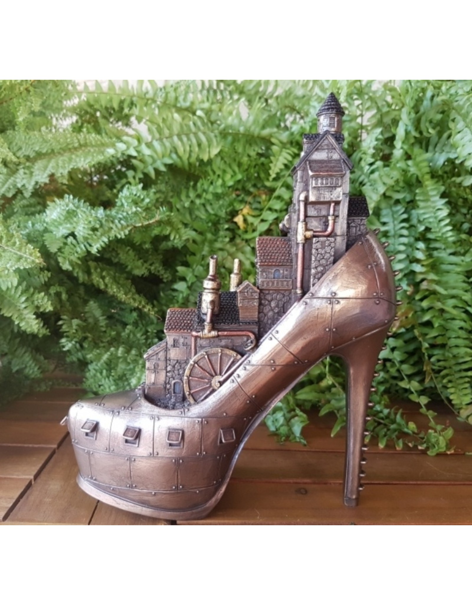 Veronese Design Giftware & Lifestyle - Steampunk Stiletto Ironopolis - Shoe with Village 25,5cm