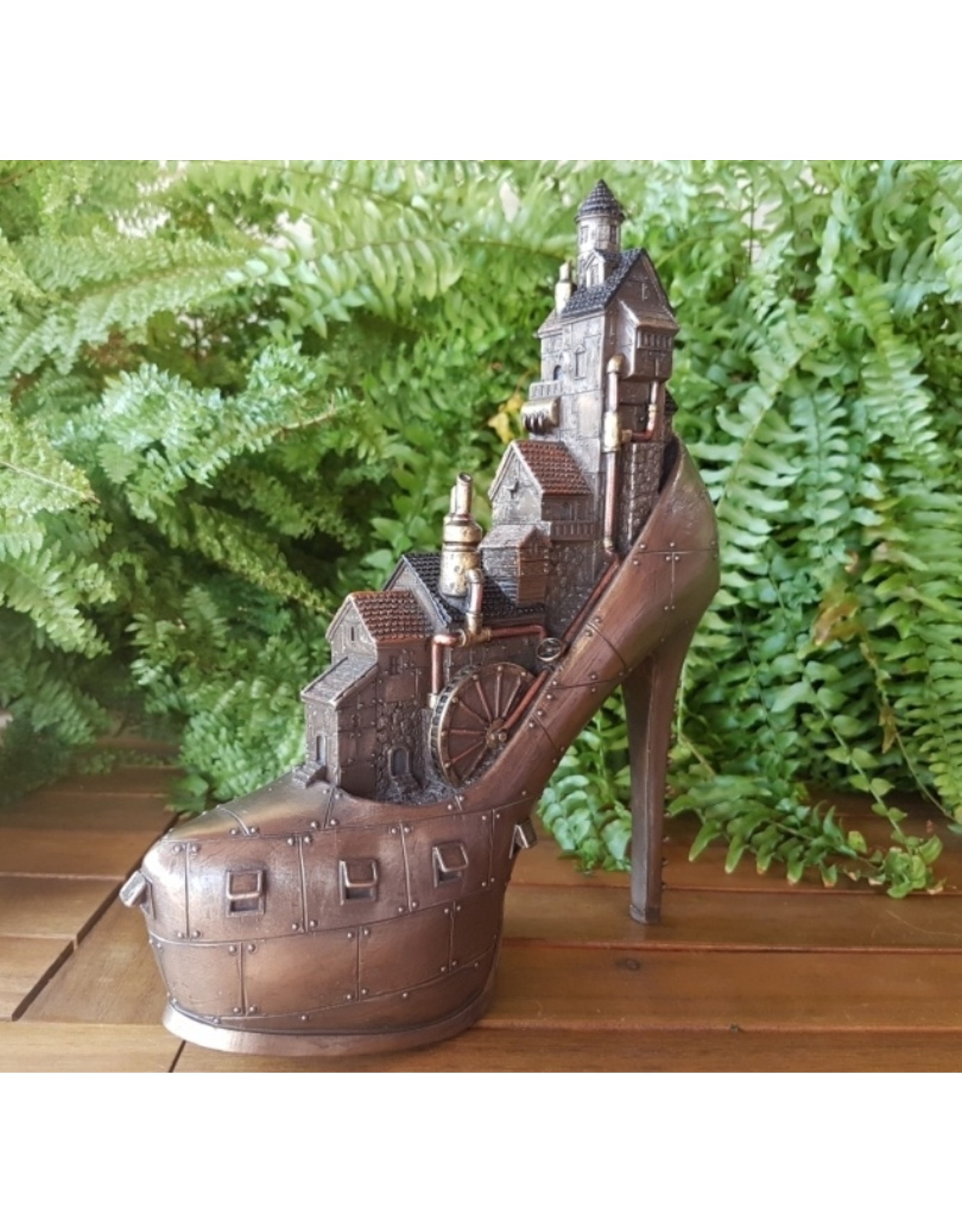 Veronese Design Giftware & Lifestyle - Steampunk Stiletto Ironopolis - Schoen met Dorp 25,5cm