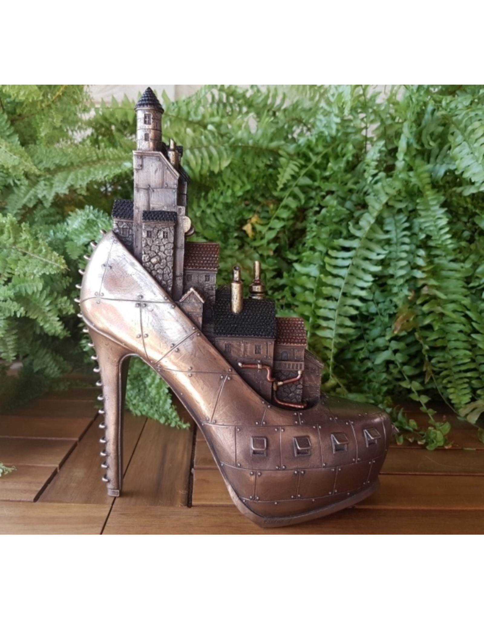 Veronese Design Giftware & Lifestyle - Steampunk Stiletto Ironopolis - Schoen met Dorp 25,5cm