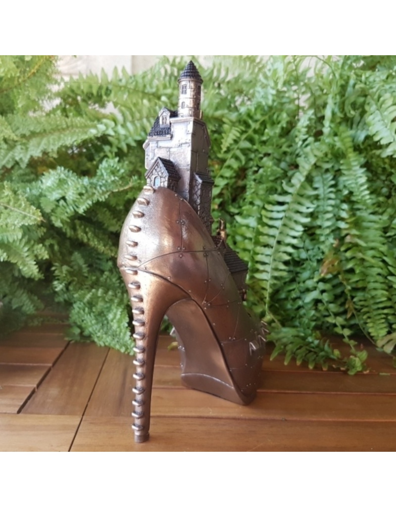 Veronese Design Giftware & Lifestyle - Steampunk Stiletto Ironopolis - Schoen met Dorp 25,5cm