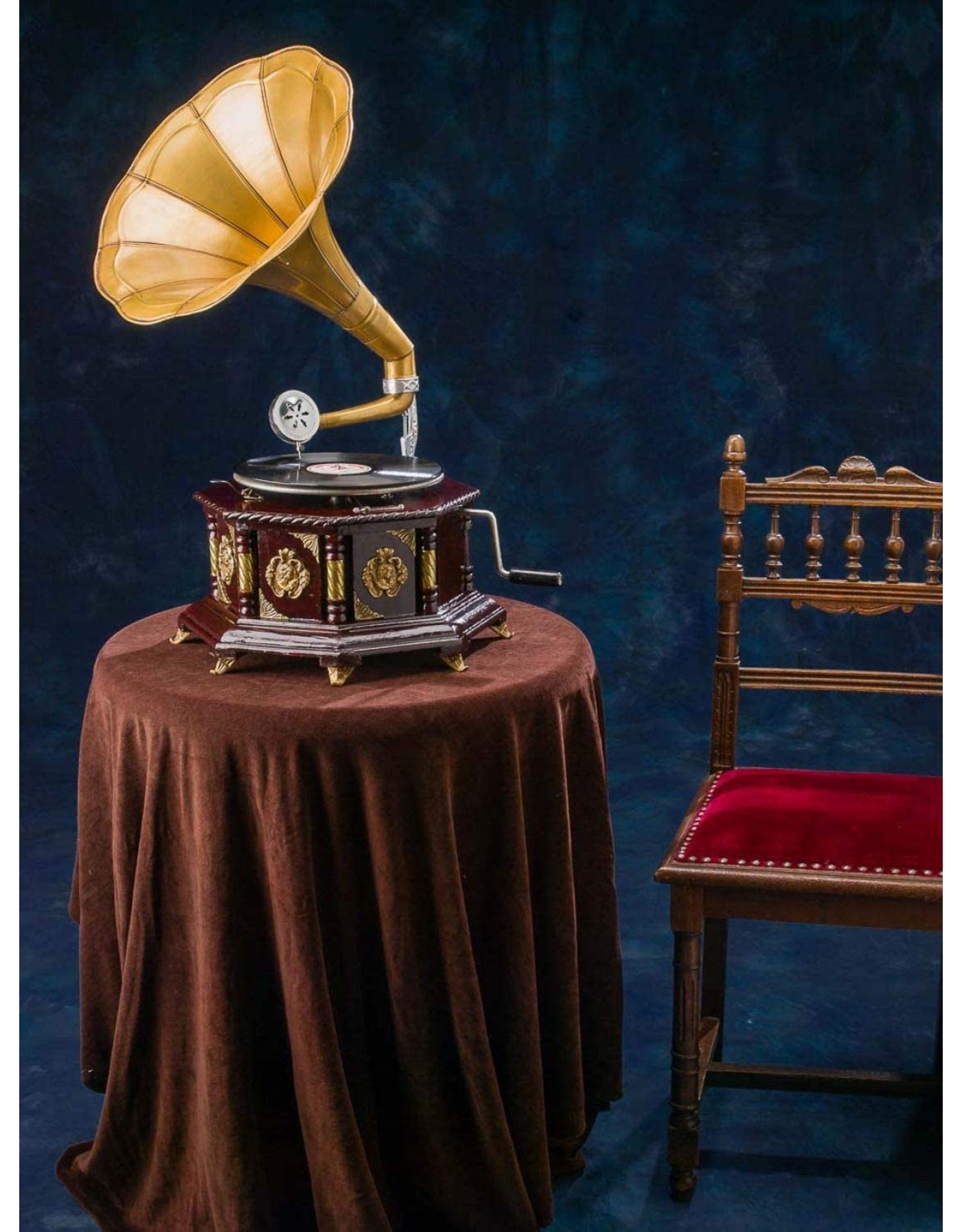 Trukado Miscellaneous - Gramophone - Old-fashioned record player with horn  OCTAGONAL