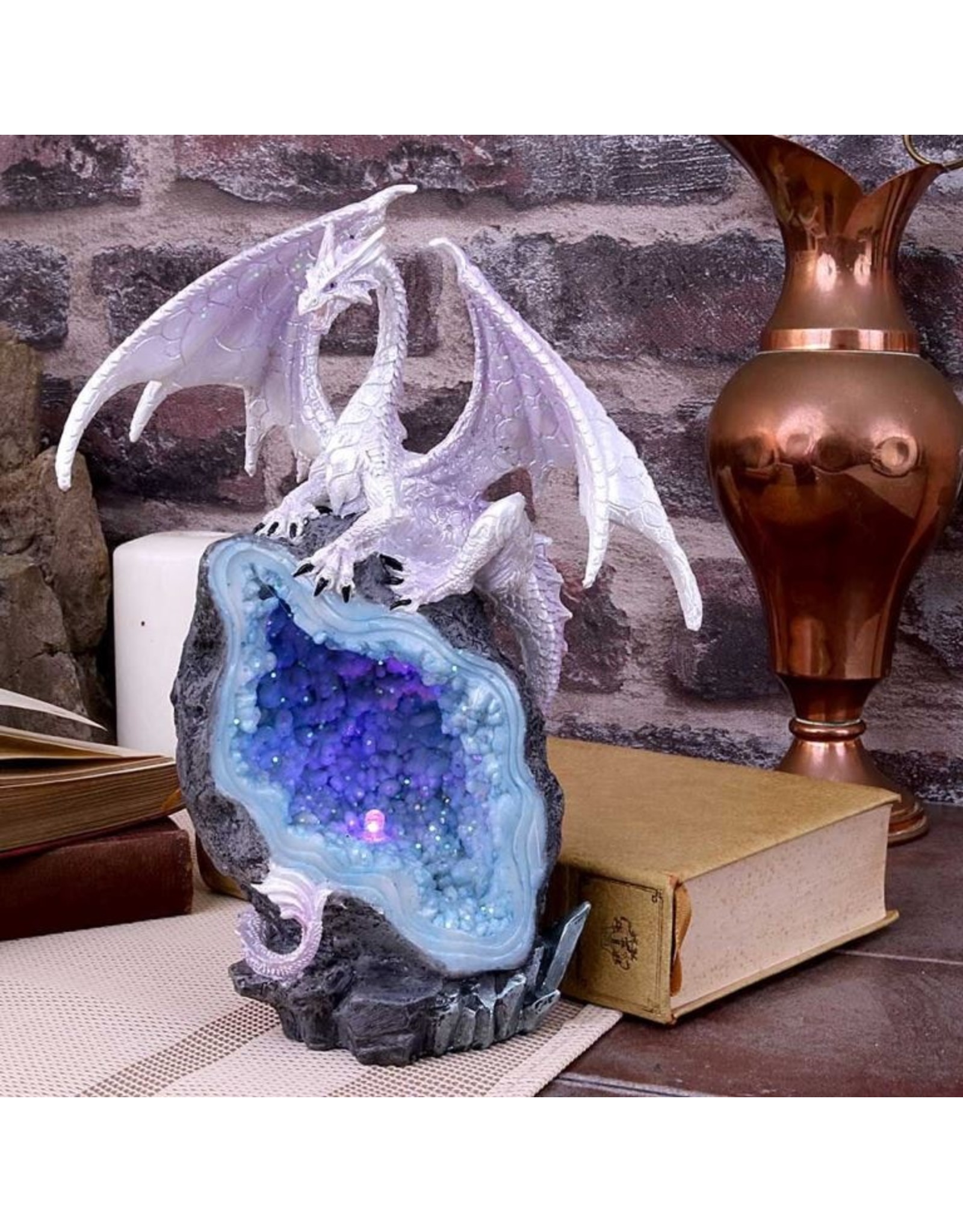 Alator Giftware, beelden, collectables - Glacial Custodian Witte Draak Zittend op een Geode LED