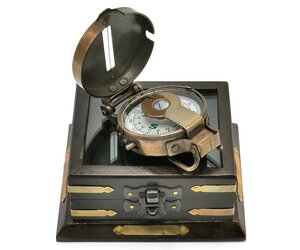 Trukado Miscellaneous - Compass in wooden box with glass lid