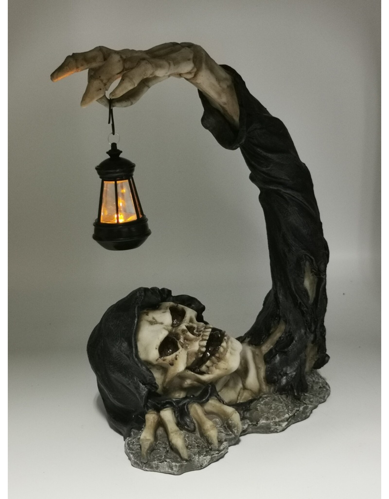 VG Giftware & Lifestyle - Grim Reaper komt uit de grond 30cm - LED