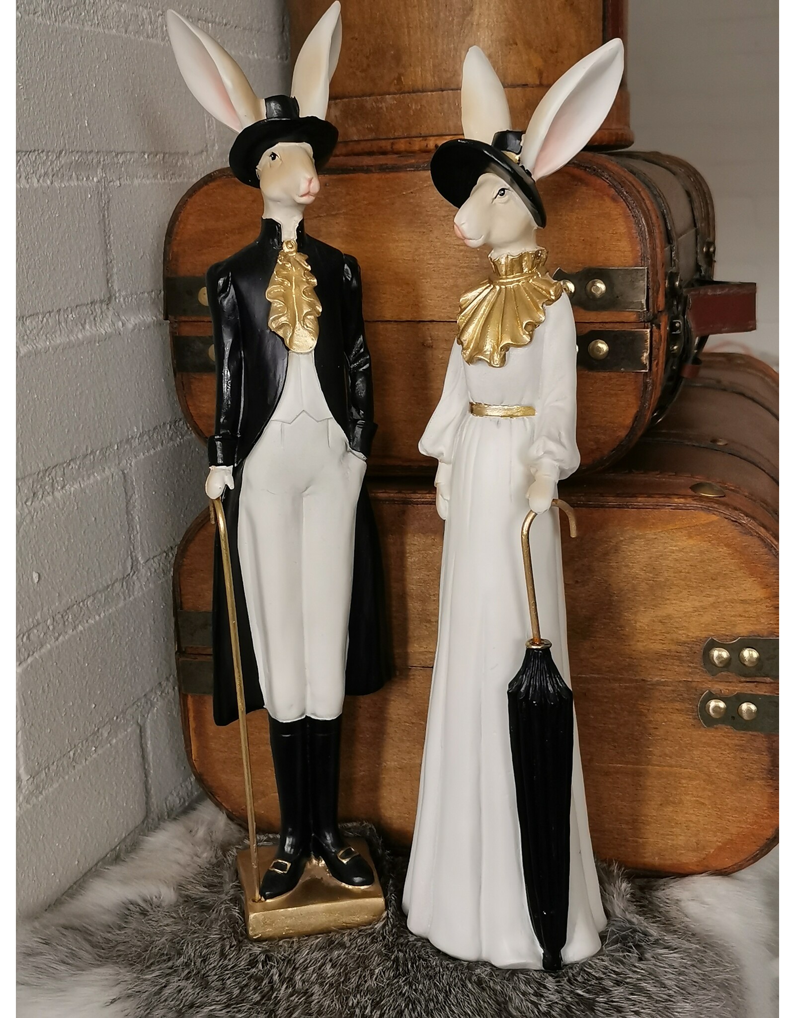 C&E Giftware Beelden Collectables - Konijn Dame met Zwarte Hoed en Paraplu 37cm