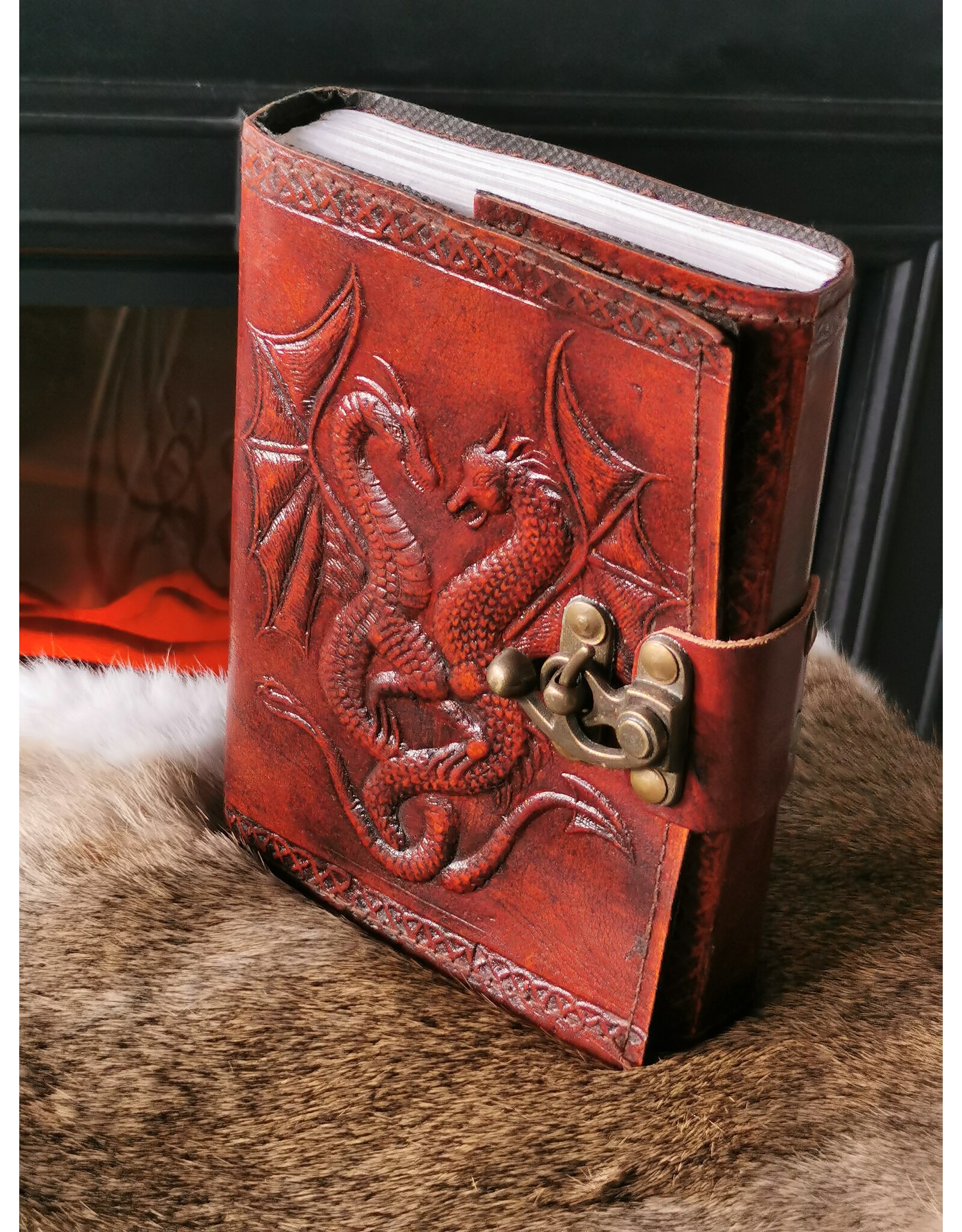 NemesisNow Miscellaneous - Dragons Leather Journal with lock (noteboek)