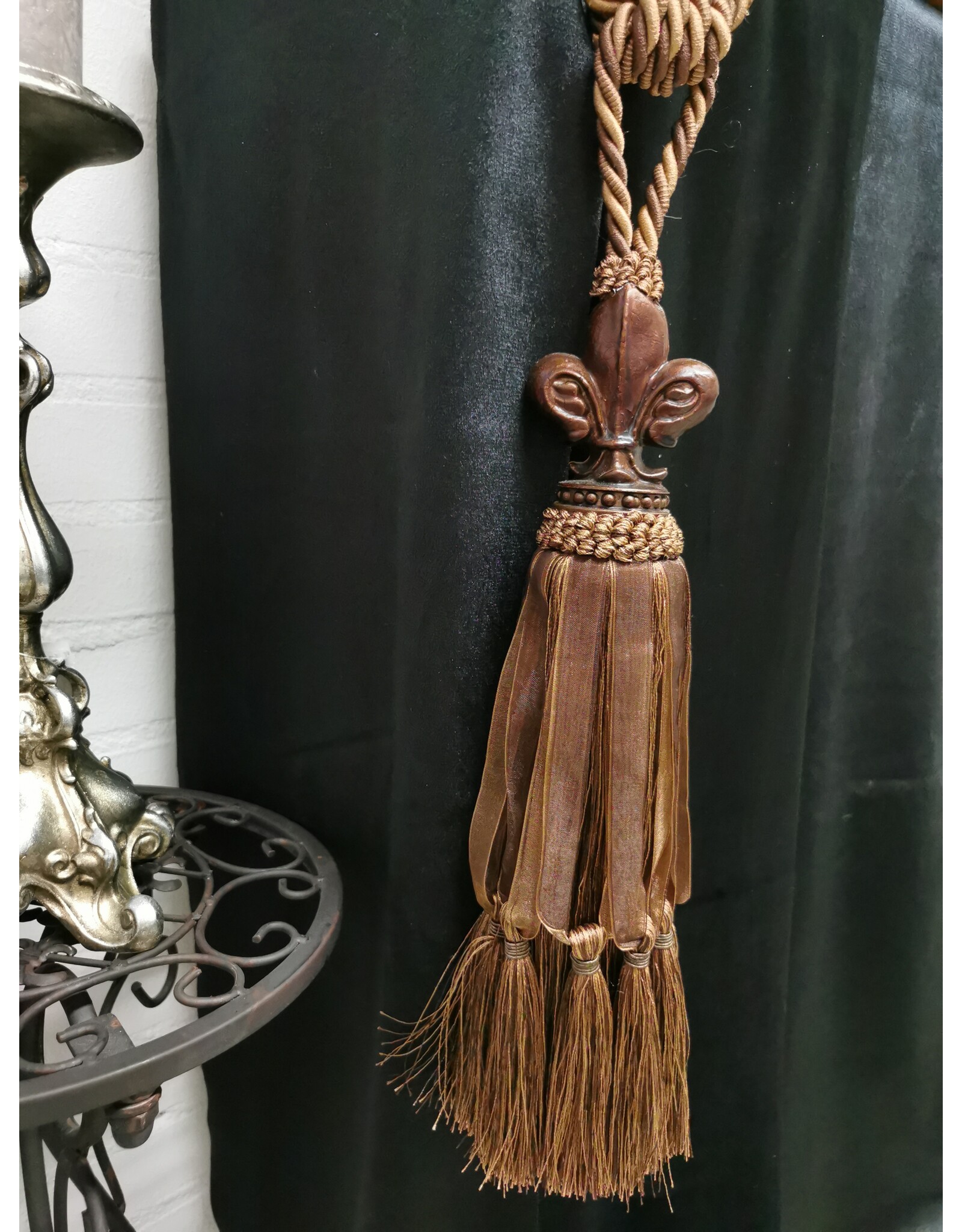 Dutch Style Miscellaneous - Tassel Baroque Style Fleur de Lis Brown