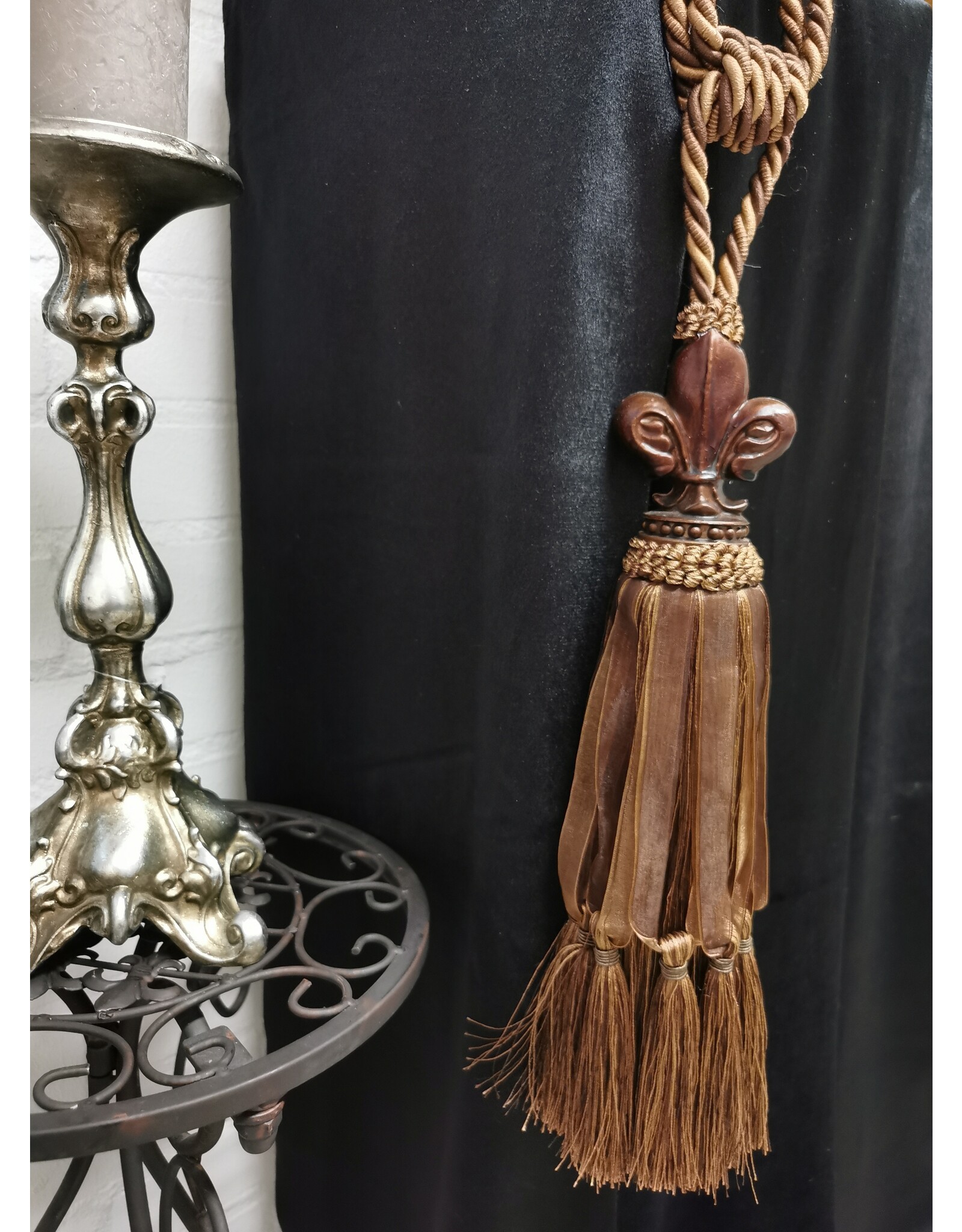 Dutch Style Miscellaneous - Tassel Baroque Style Fleur de Lis Brown