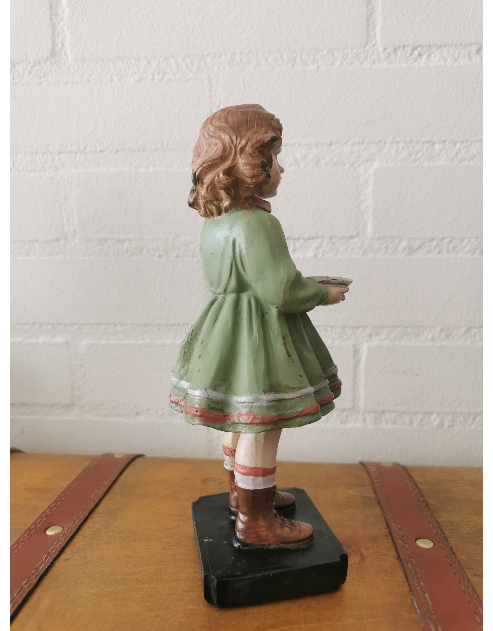 C&E Giftware Beelden Collectables - Brocante Beeldje Meisje met Schaal  21cm