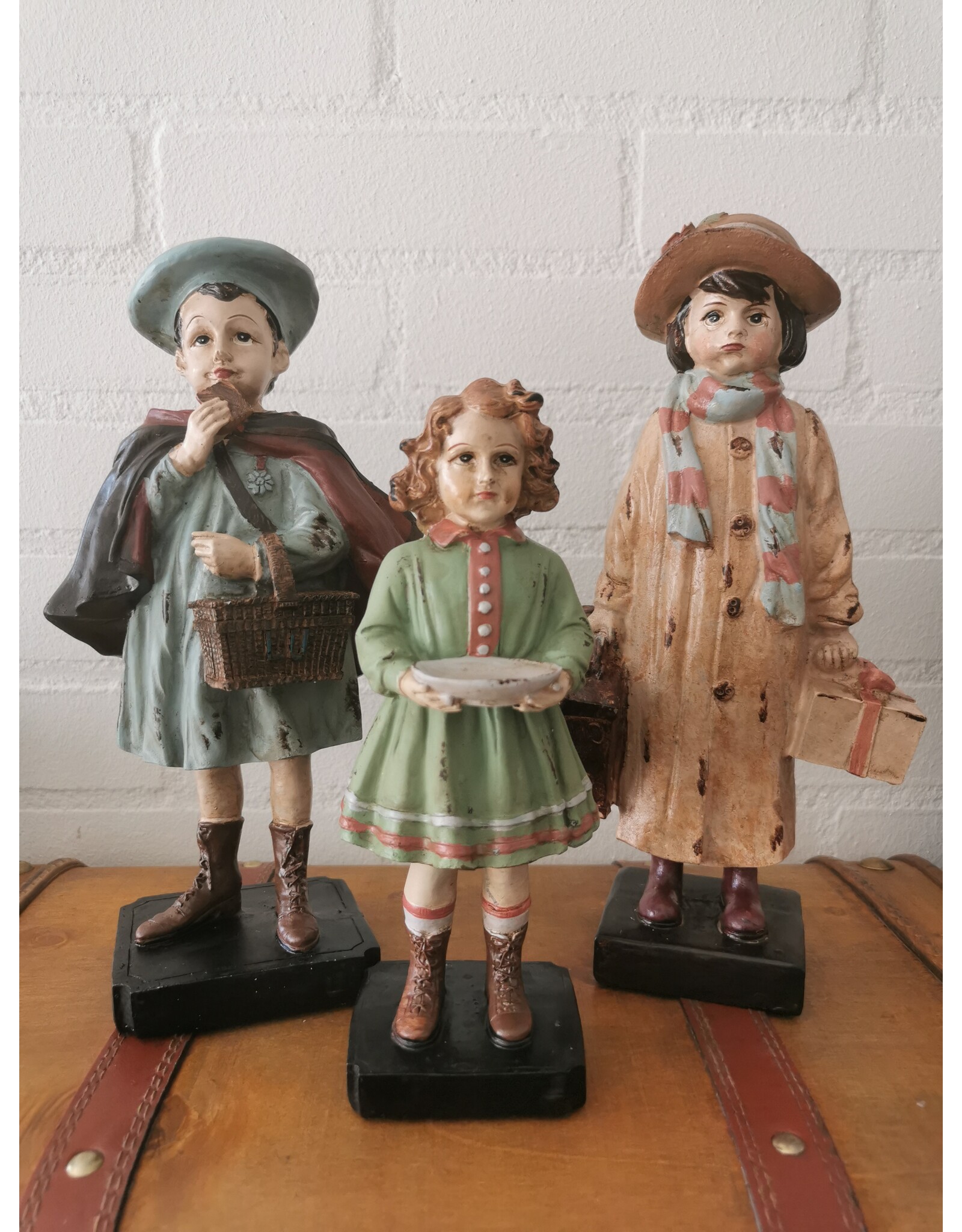 C&E Giftware Beelden Collectables - Brocante Beeldje Meisje met Schaal  21cm