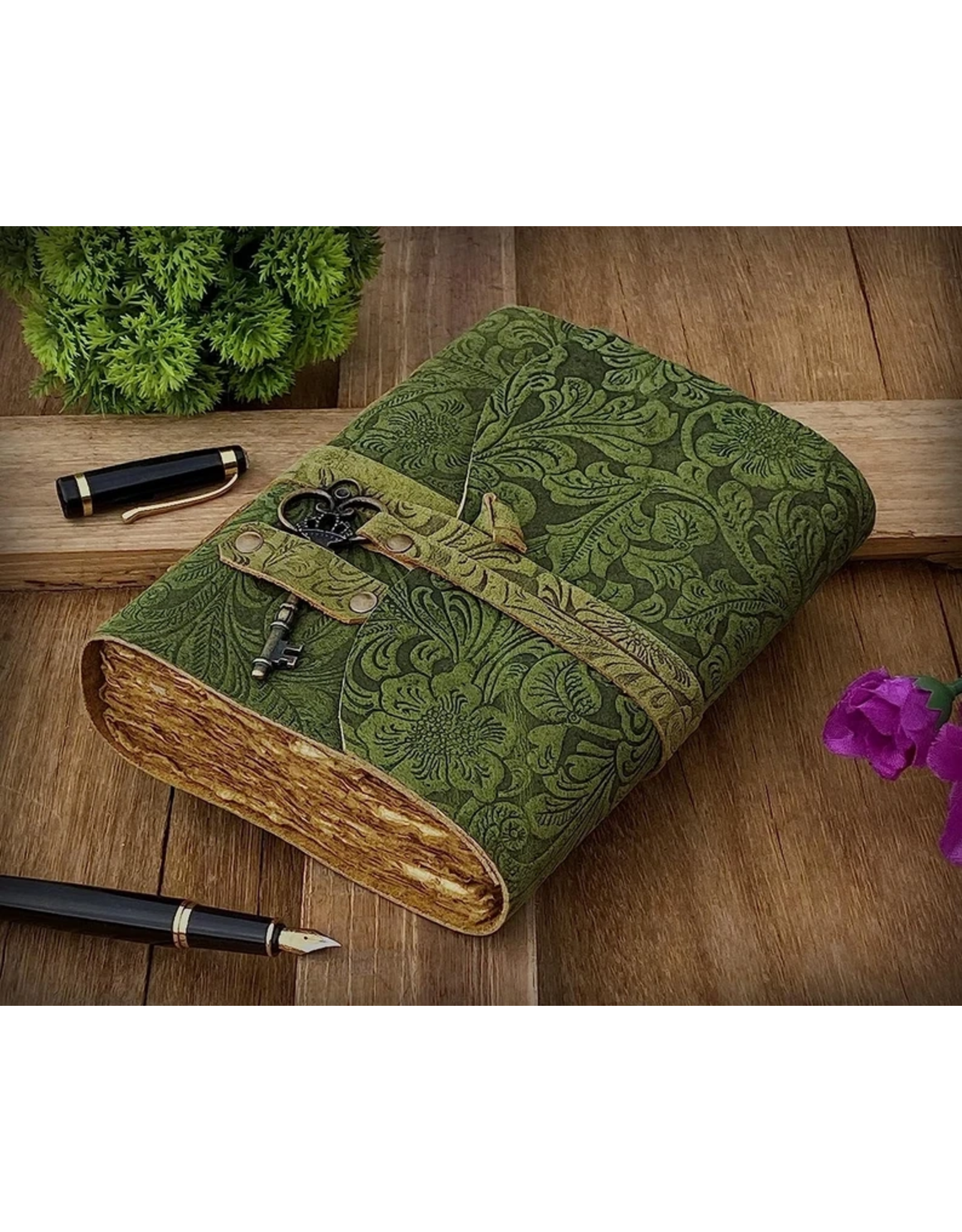 BB Miscellaneous - Groen Leren Dagboek Bloemenrelief en Sleutel Handgemaakt Vintage