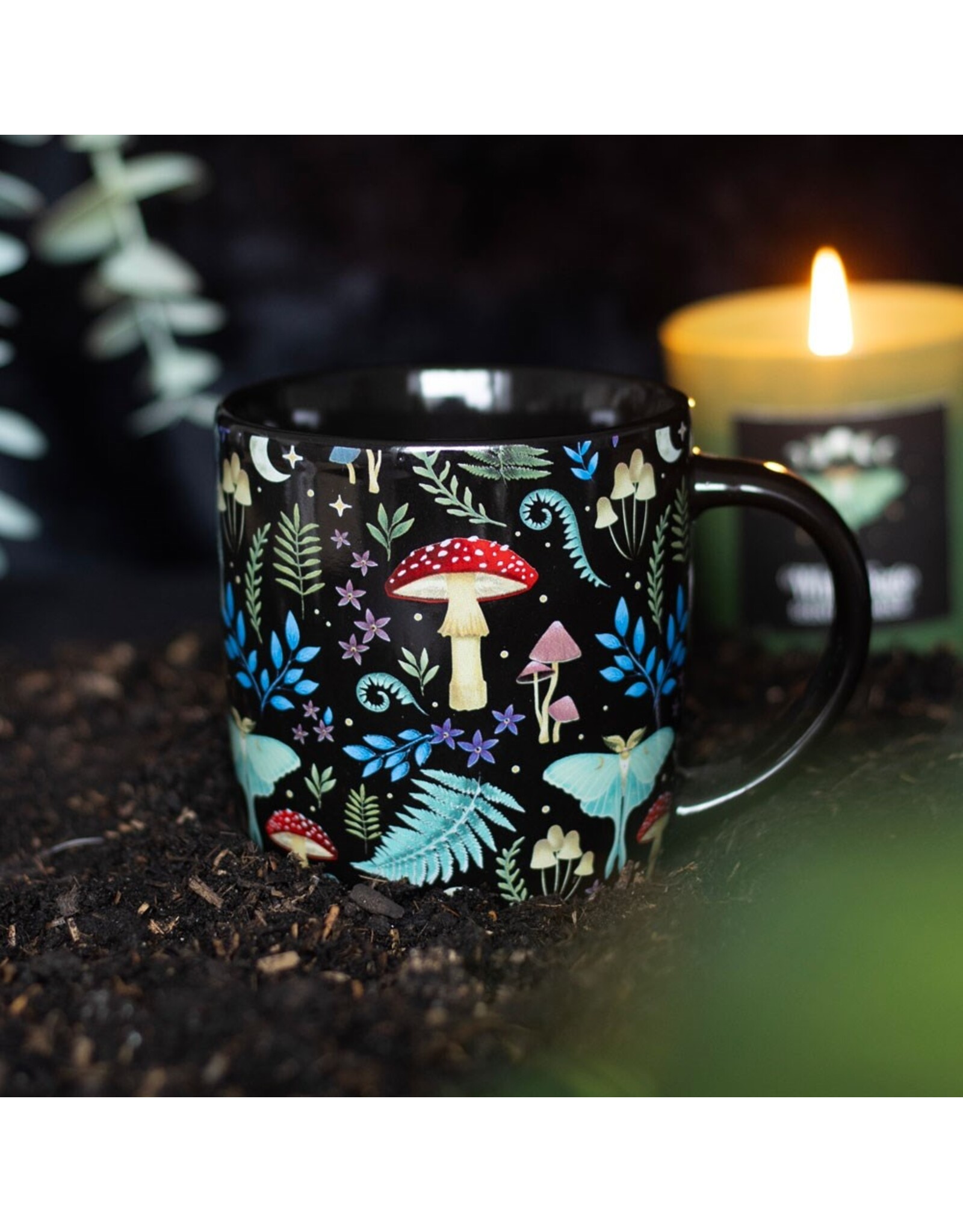 SDW Giftware & Lifestyle - Dark Forest mok met Paddenstoelen en Mot