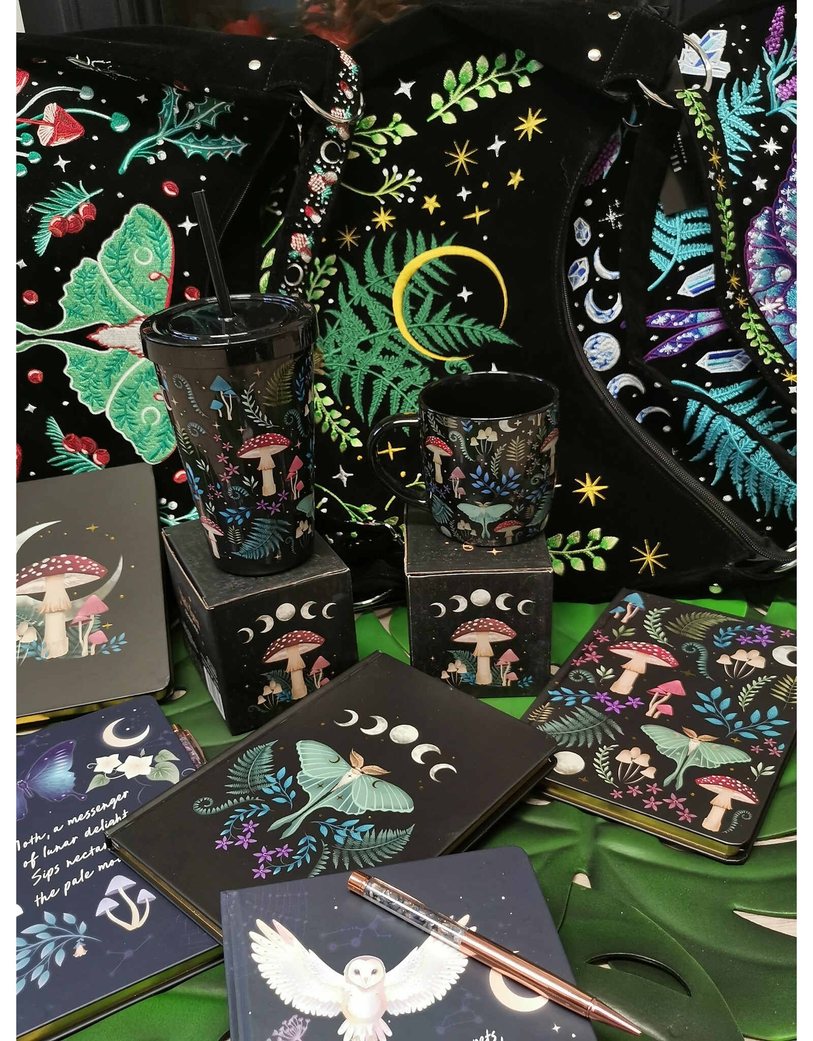 SDW Giftware & Lifestyle - Dark Forest mok met Paddenstoelen en Mot