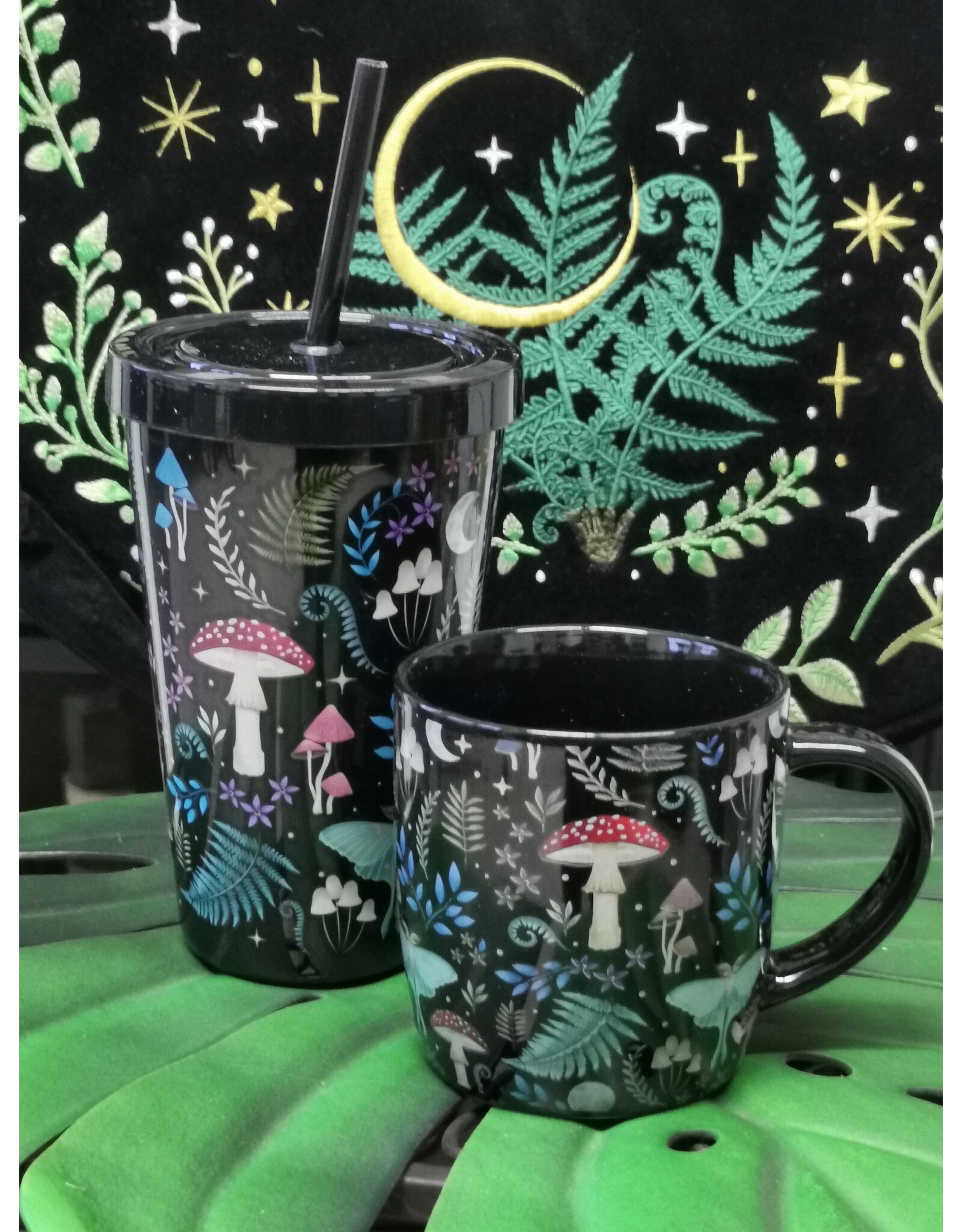 SDW Giftware & Lifestyle - Dark Forest mok met Paddenstoelen en Mot