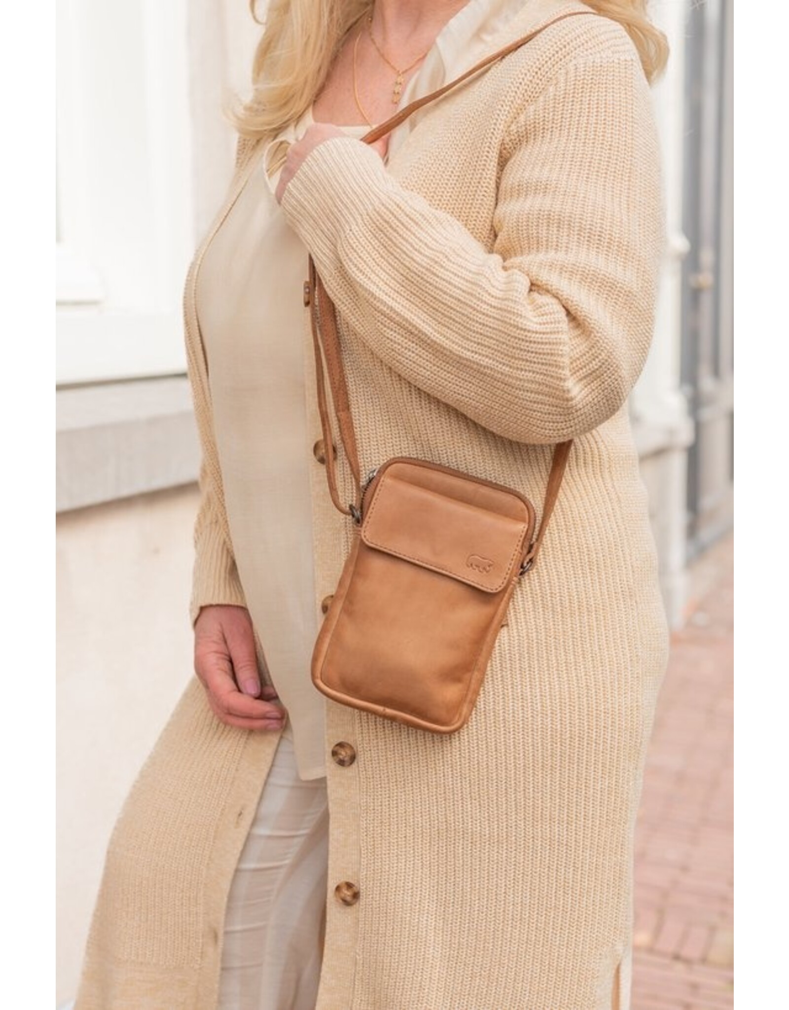 Bear Design Leather shoulderbags Leather crossbody bags - Bear Design Phone pouch 'Igor' cognac