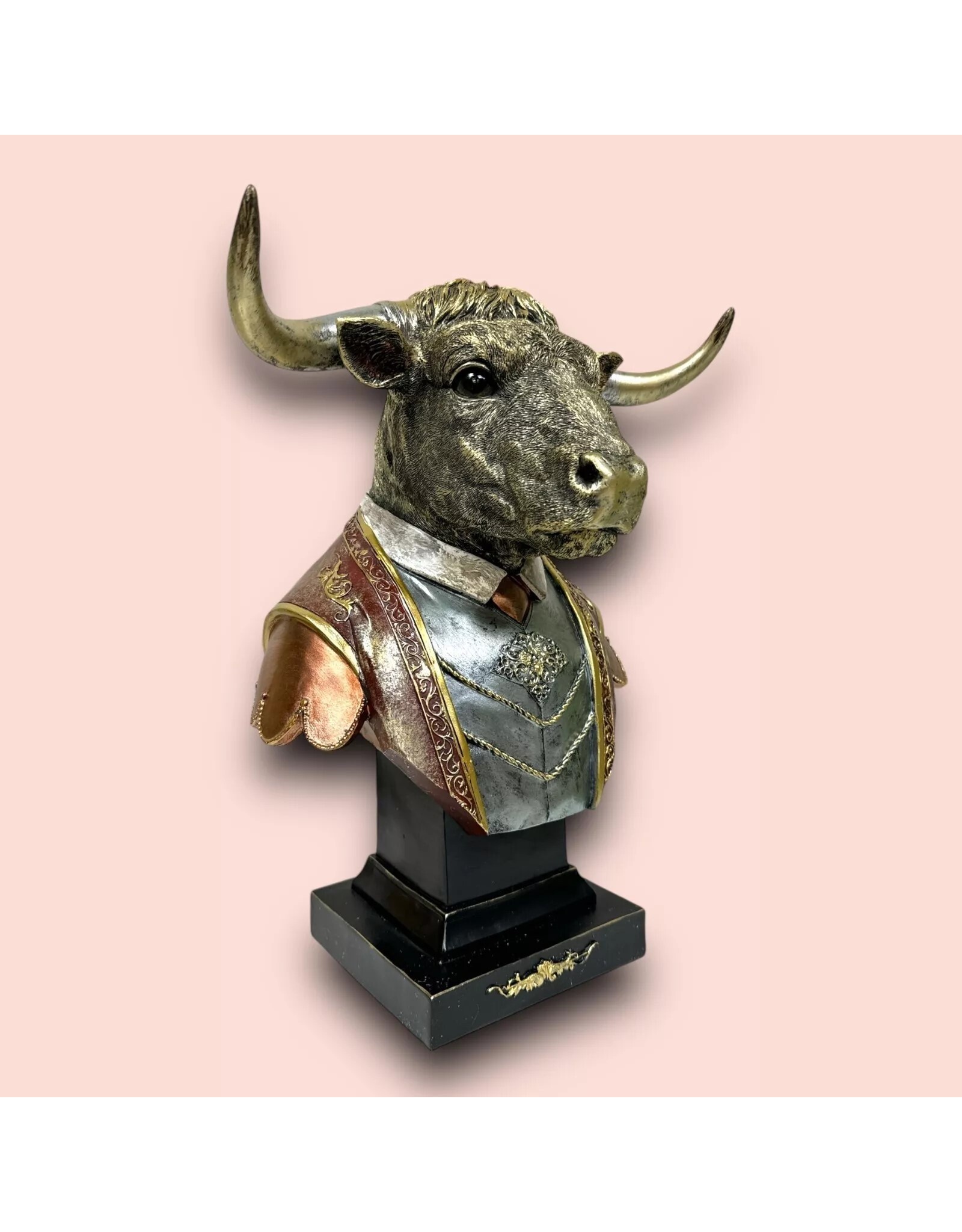 JB Giftware & Lifestyle - Stier gekleed als een Gentleman Buste 34,8cm